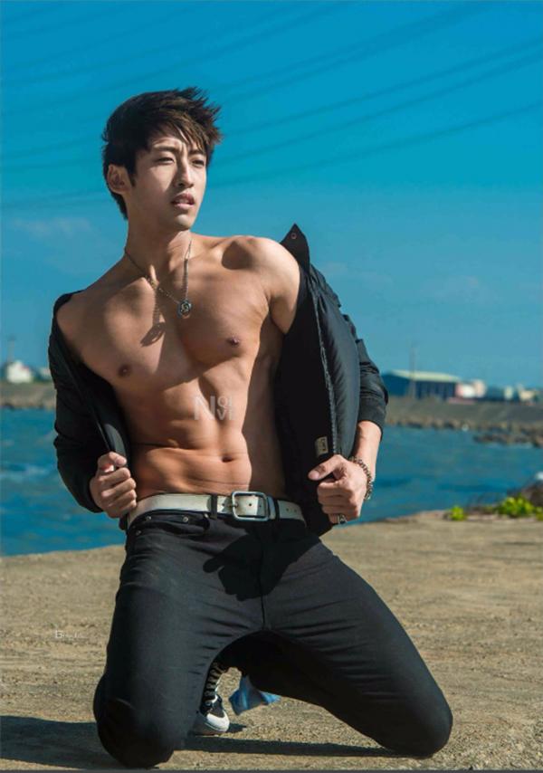 Whoseman-4-明星教練男丁格爾-芬達-全裸非全見寫真書